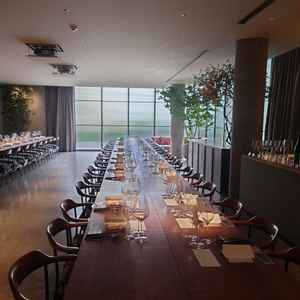 参列者が一堂に会する宴会場。高砂席は設けられておらず、ゲストと新郎新婦がフラットに会に参加できる。