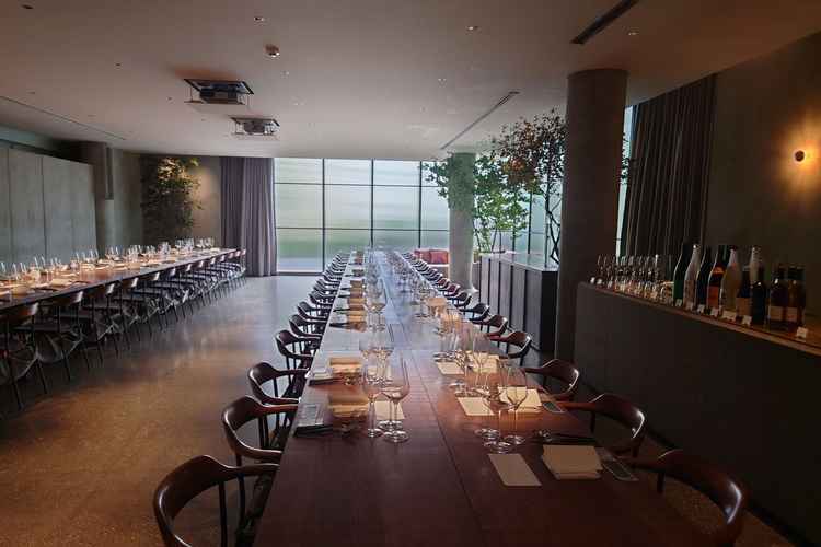 参列者が一堂に会する宴会場。高砂席は設けられておらず、ゲストと新郎新婦がフラットに会に参加できる。