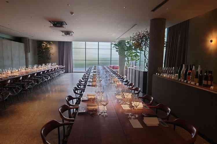 参列者が一堂に会する宴会場。高砂席は設けられておらず、ゲストと新郎新婦がフラットに会に参加できる。