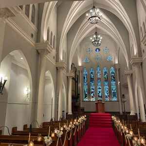 大聖堂を扉側から撮影しました。重厚な印象です。キャンドルもホンモノでした。