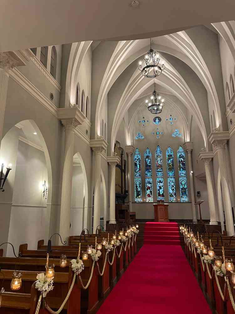 大聖堂を扉側から撮影しました。重厚な印象です。キャンドルもホンモノでした。