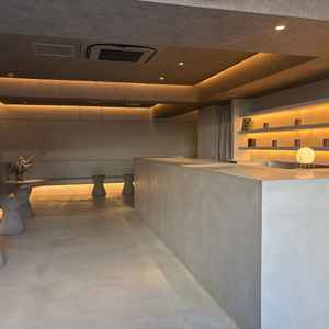 ゲストの待合室もおしゃれな雰囲気。縦の動線が多く、表参道らしさを感じる式場でした。