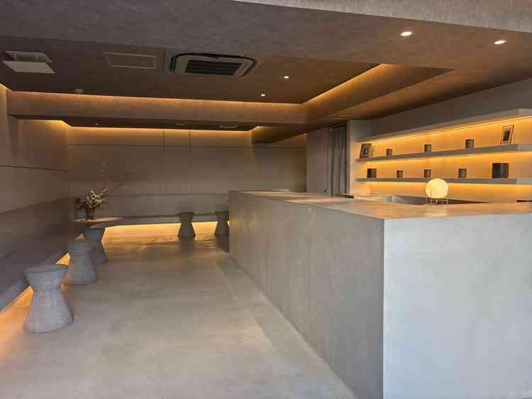 ゲストの待合室もおしゃれな雰囲気。縦の動線が多く、表参道らしさを感じる式場でした。