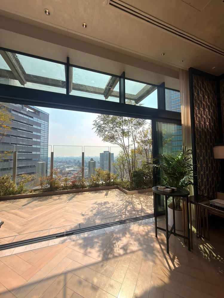 エレベーターから降りた時のロビーの明るさに驚きました。高層階ならではの絶景でした。