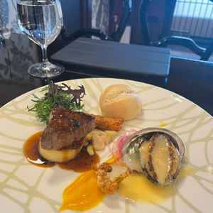 メインのお料理とデザートを試食させていただきました。お肉も柔らかく、鮑の食感も良かったです。