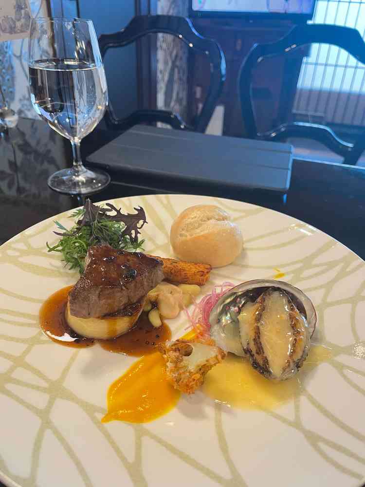 メインのお料理とデザートを試食させていただきました。お肉も柔らかく、鮑の食感も良かったです。