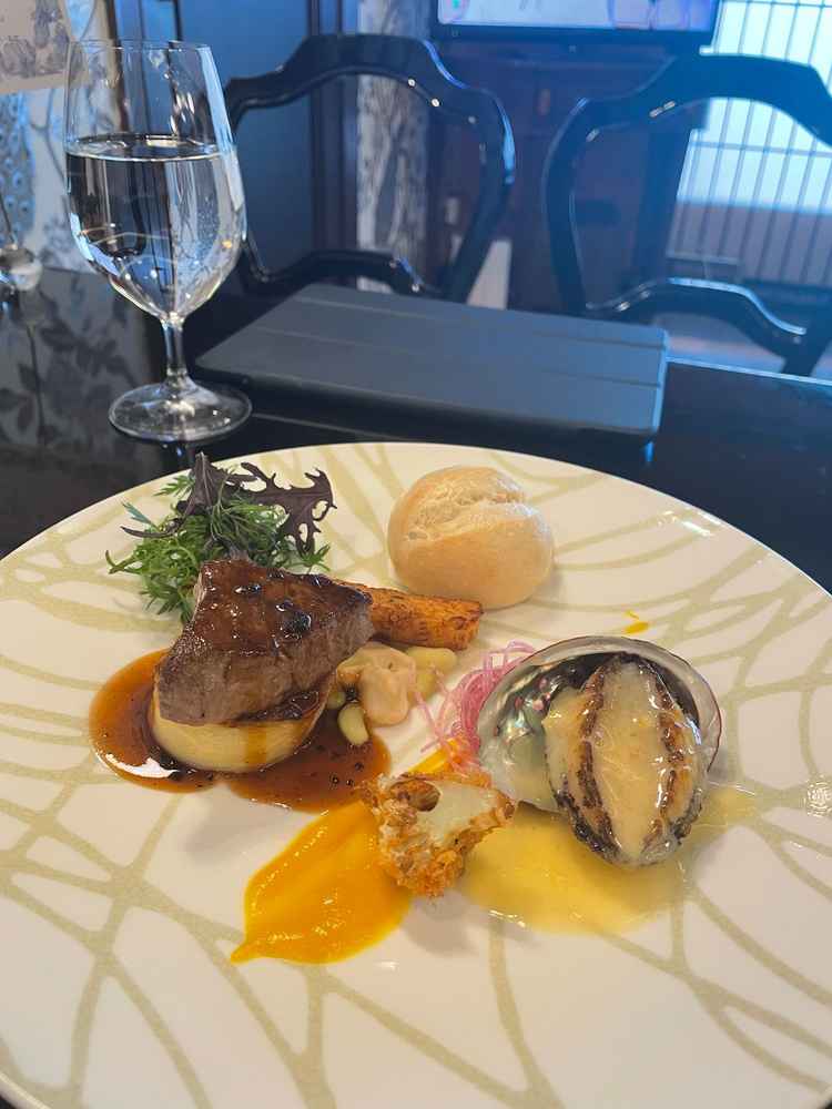 メインのお料理とデザートを試食させていただきました。お肉も柔らかく、鮑の食感も良かったです。