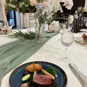 お料理も美味しくいただきました。会場の装花も素敵な色合いでした。