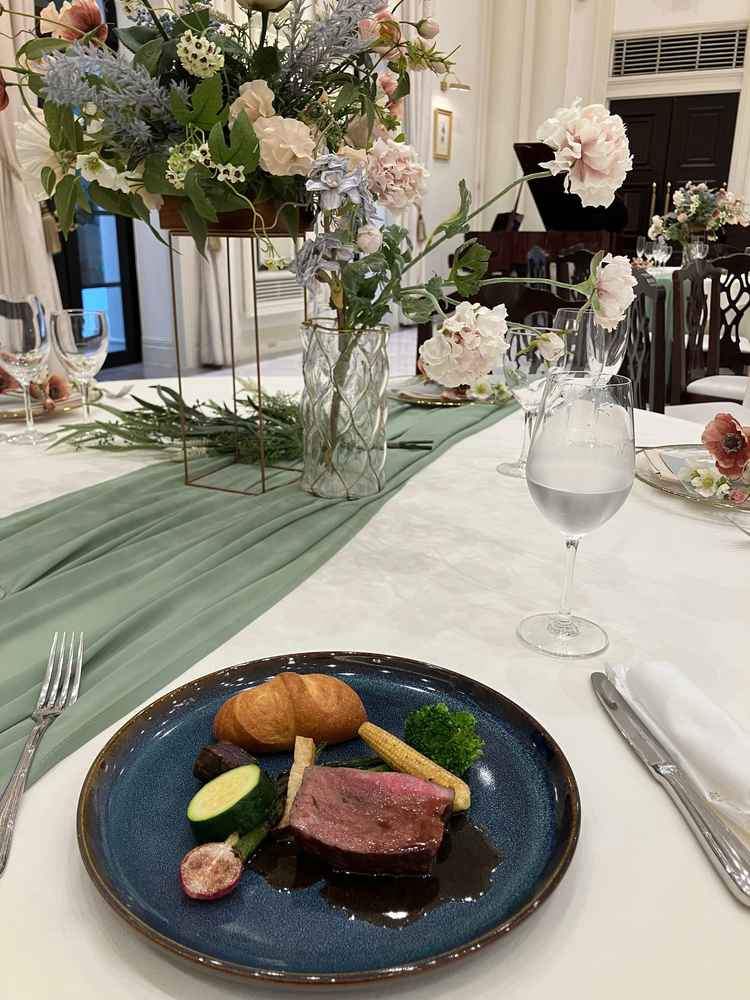 お料理も美味しくいただきました。会場の装花も素敵な色合いでした。