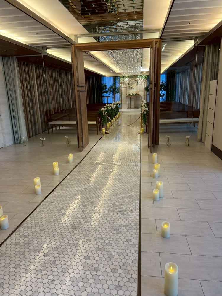 チャペル前の母と歩くバージンロードです。入場前にムービーを流すことができるのが素敵だと感じました。