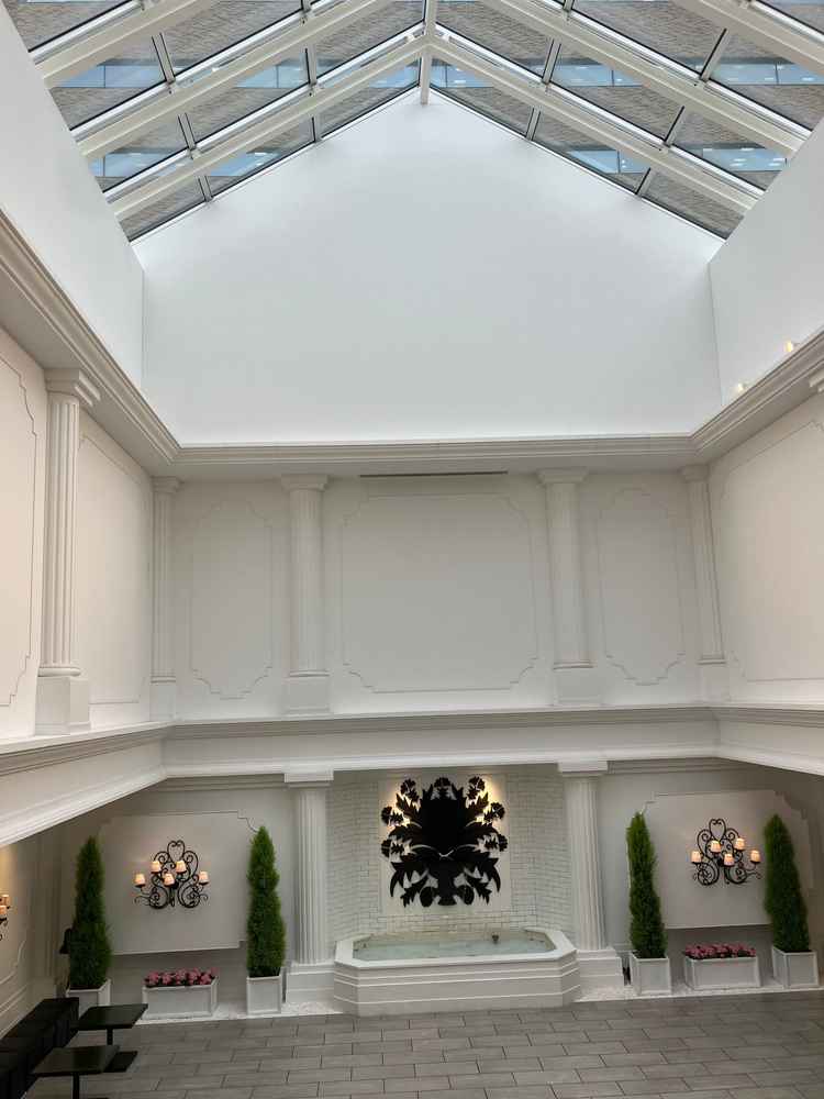 挙式後のフラワーシャワーや集合写真の会場兼ウェルカムパーティー会場の一部