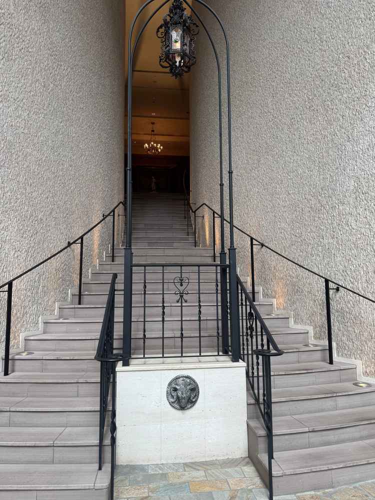 ゲストがチャペルまでいく階段。雰囲気が作り込まれていてとても素敵だった。