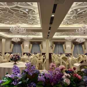 こちらの披露宴会場は白基調で割りとシンプルな作りでした。テーブルにお花など色を加える華やかに映えます