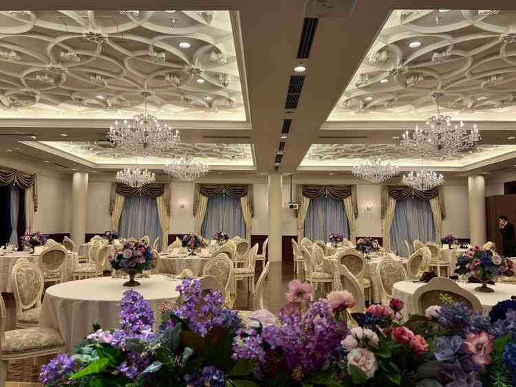 こちらの披露宴会場は白基調で割りとシンプルな作りでした。テーブルにお花など色を加える華やかに映えます