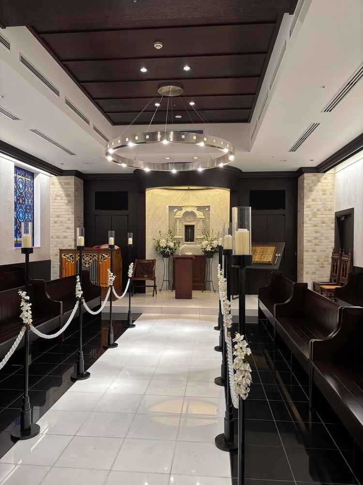 チャペルは広すぎず、少人数で挙式をあげる方はおすすめです。また、対面式もおすすめポイントです。