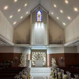 ドレスが映えるように壁の上部が白、下部がブラウンになっているデザインが印象的でした。