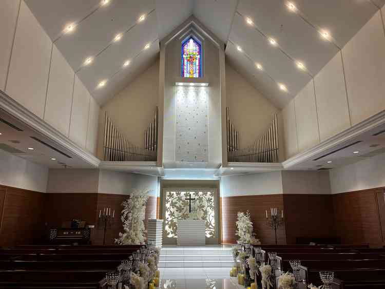 ドレスが映えるように壁の上部が白、下部がブラウンになっているデザインが印象的でした。