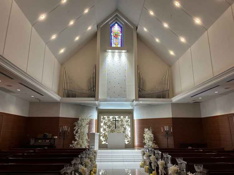 ドレスが映えるように壁の上部が白、下部がブラウンになっているデザインが印象的でした。