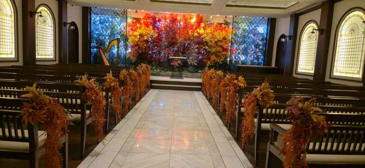 挙式会場は四季によって雰囲気が大きく変わり、11月は紅葉で綺麗だった