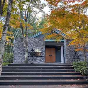 チャペル入る前の庭です。ここでフラワーシャワーやシャボン玉を飛ばすのもいいですね！