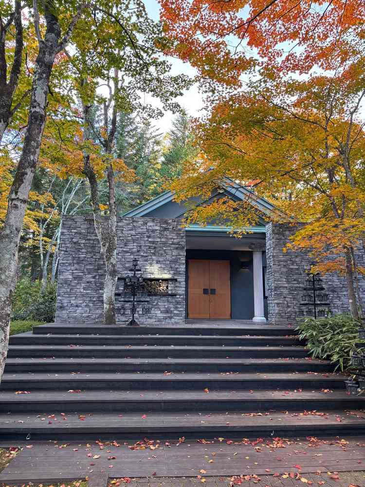 チャペル入る前の庭です。ここでフラワーシャワーやシャボン玉を飛ばすのもいいですね！