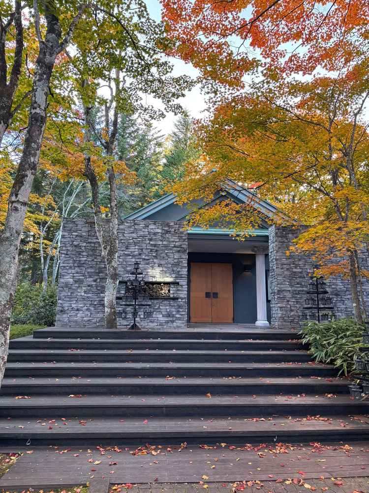 チャペル入る前の庭です。ここでフラワーシャワーやシャボン玉を飛ばすのもいいですね！