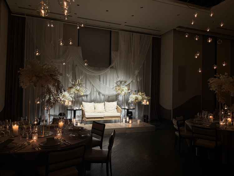 披露宴会場が三つある中のひとつ。本物のキャンドルが並べられ幻想的かつ雰囲気の良い会場。