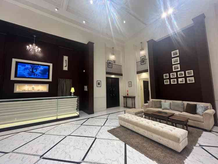 広いロビーはゲストの歓談に十分なスペースで天井も高く窮屈感が全くない。音楽がかかり装飾もできる。