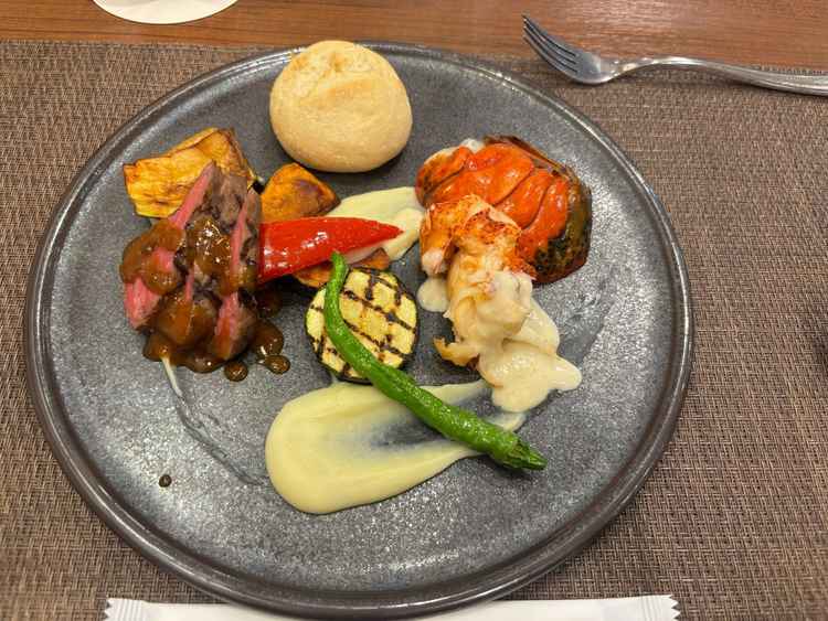 料理がとても美味しかったです。お肉はウニソース、オマール海老には酒粕のソースとオリジナルが最高です