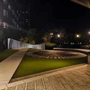 挙式後に写真を撮る中庭