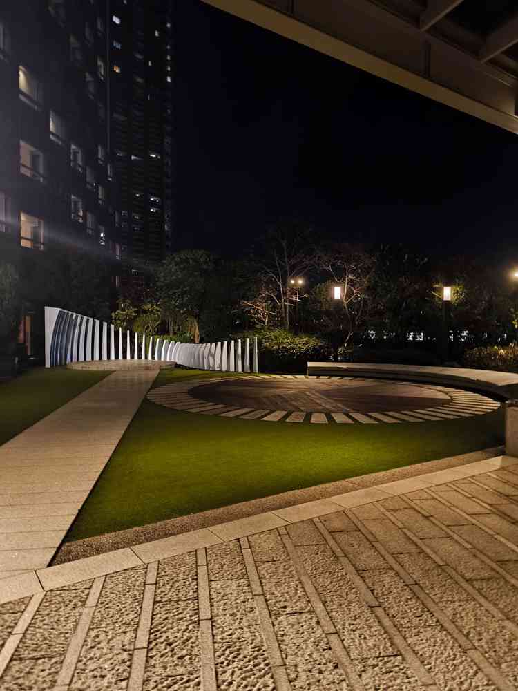 挙式後に写真を撮る中庭