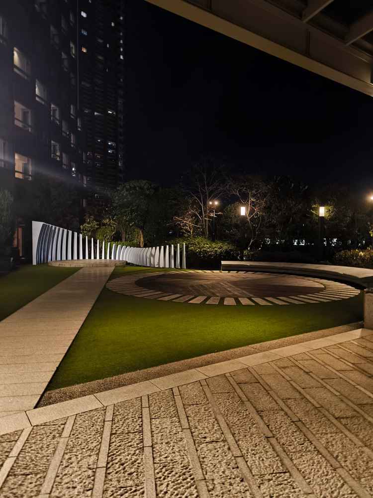 挙式後に写真を撮る中庭