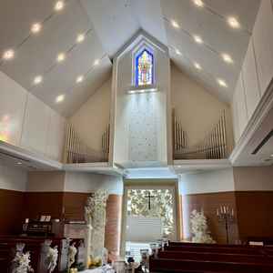 チャペルは、全体的に白。控えめなステンドグラスがありました。