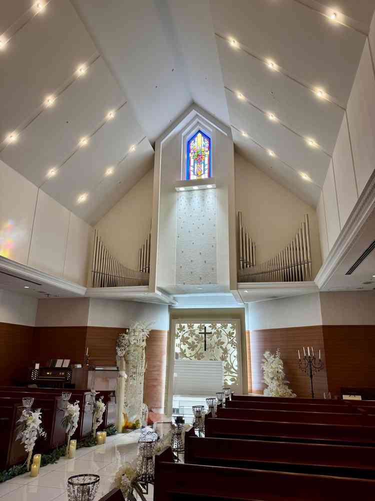 チャペルは、全体的に白。控えめなステンドグラスがありました。