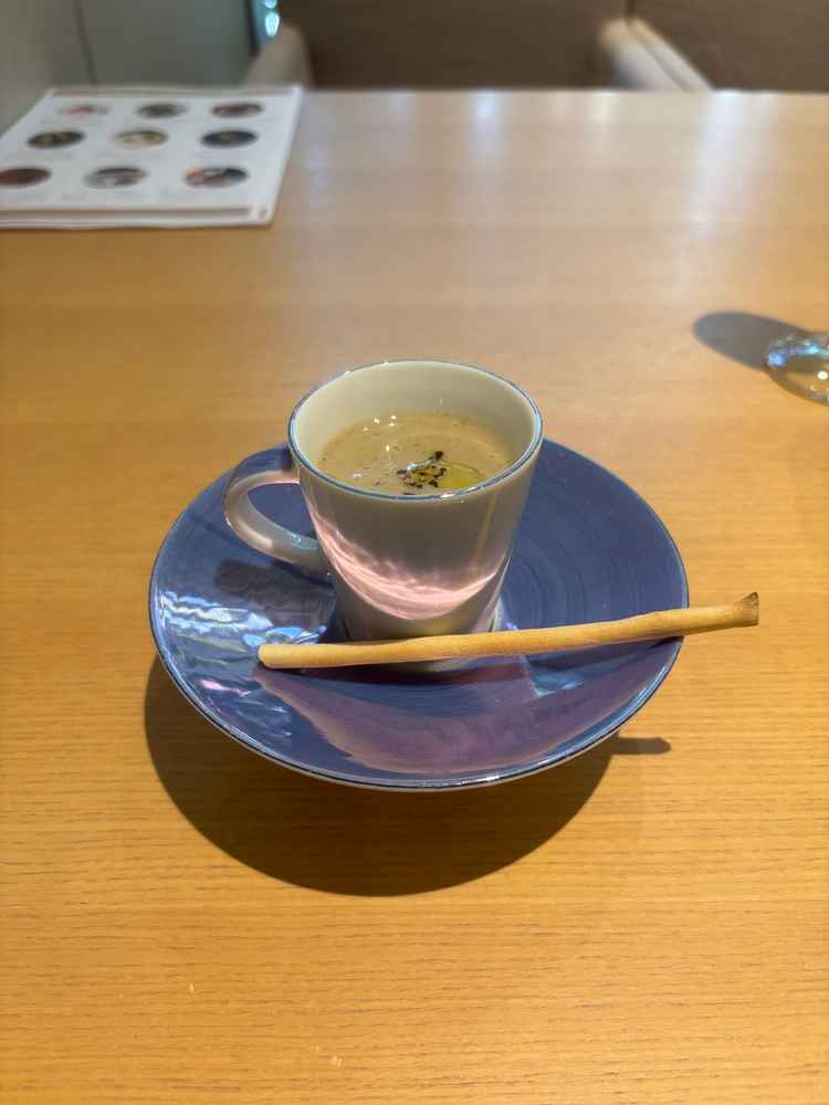 きのこのスープの写真。光の具合で器がピンク色に見えるなど器にもこだわりがあるようです。