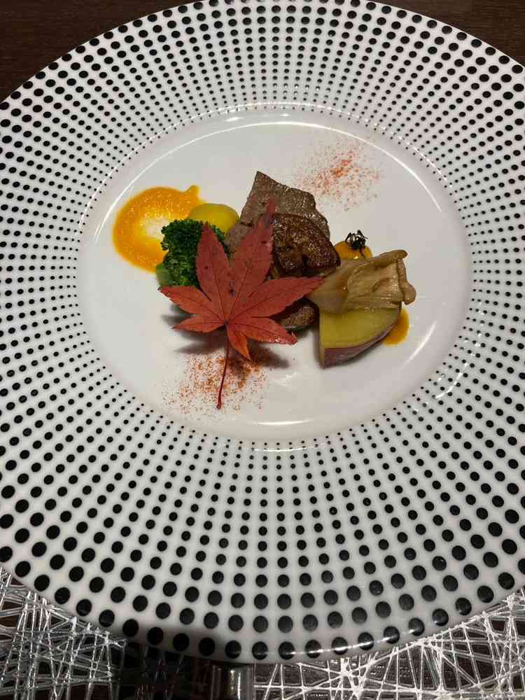 豪勢な肉料理。味見た目とも満足できる内容であった。