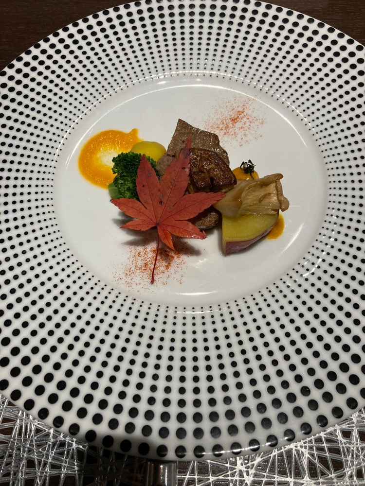 豪勢な肉料理。味見た目とも満足できる内容であった。