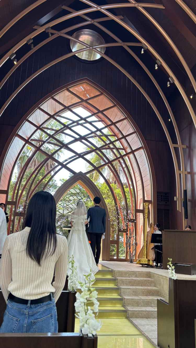 ガラスのチャペルがとても魅力。模擬挙式に参加させてもらい、より結婚式のイメージができた。