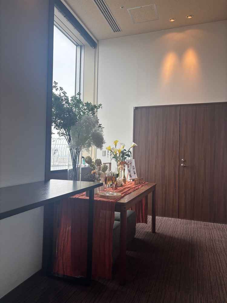 ゲストが待つところですが、ドリンクも出してくれるみたいで待ち時間も飽きさせることなく過ごせるなと思う