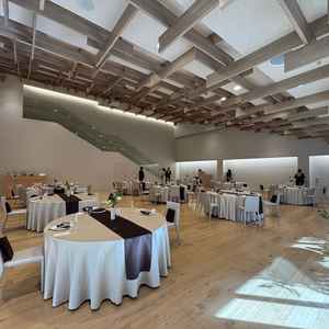 披露宴会場もとてもシンプルだけど、天井など現代的な印象。