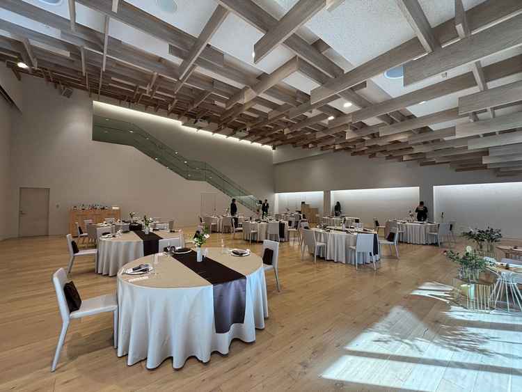 披露宴会場もとてもシンプルだけど、天井など現代的な印象。