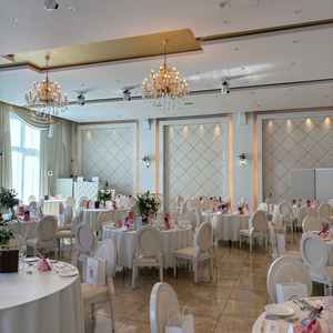 披露宴会場1です。白を基調として明るく素敵でした。