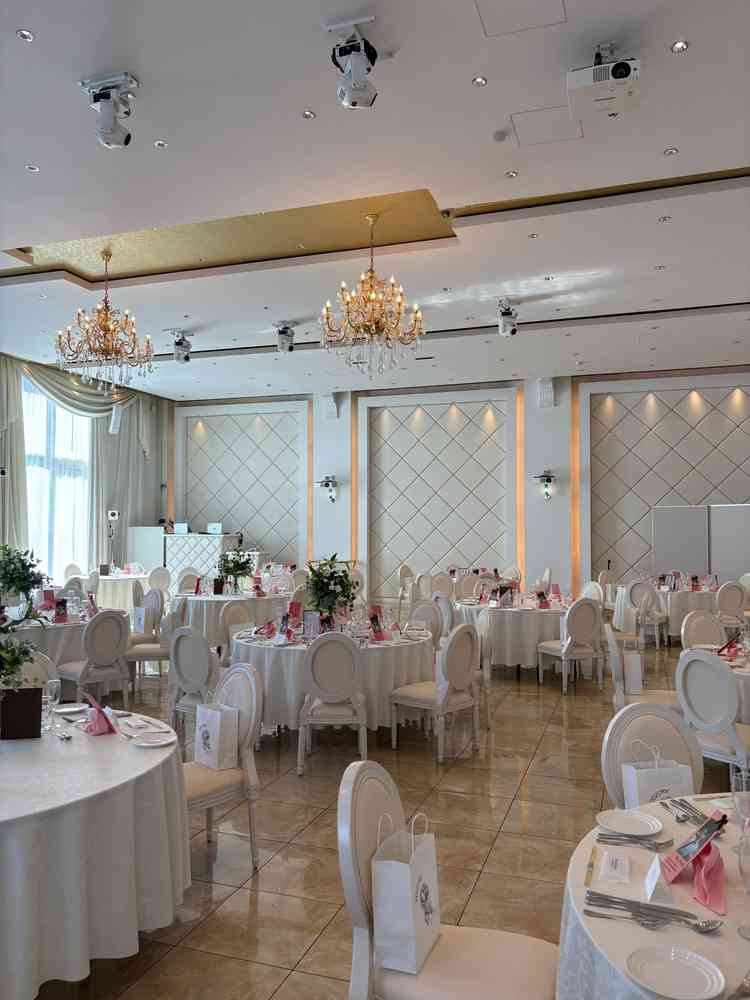 披露宴会場1です。白を基調として明るく素敵でした。