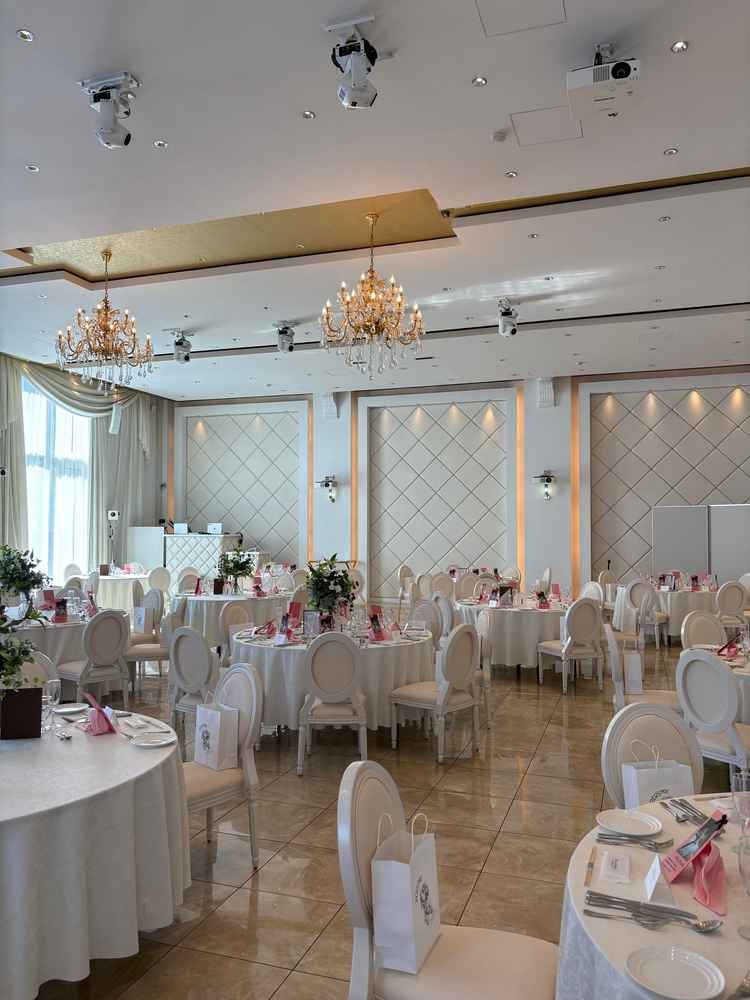 披露宴会場1です。白を基調として明るく素敵でした。