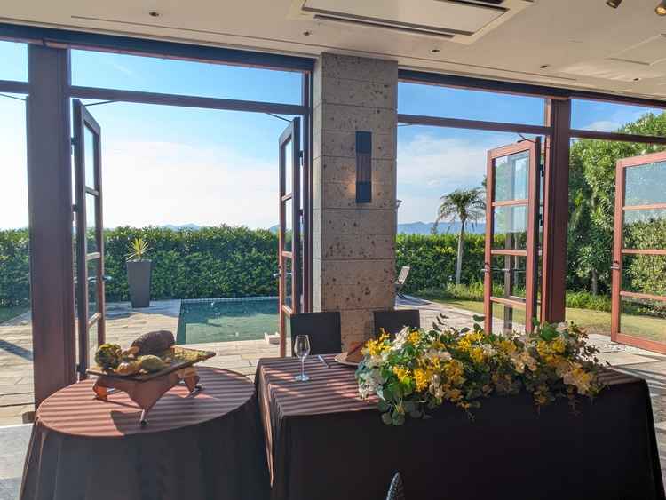 披露宴会場。すぐ目の前に庭がついていました。