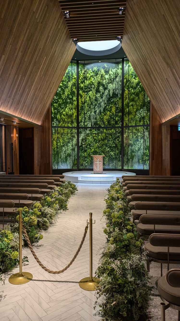 天気に関わらず緑が映える挙式会場でした。また、どのゲストからも顔が見えやすいと感じました。