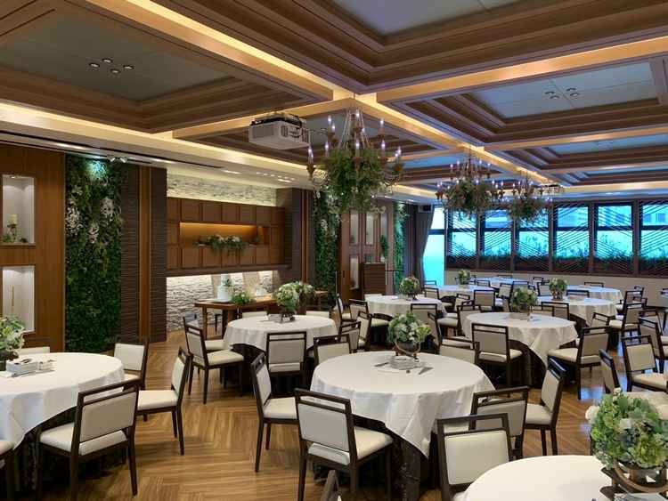 木目調の明るい披露宴会場でした。ゲストとの距離感も遠すぎず、アットホームな雰囲気作れそうでした。