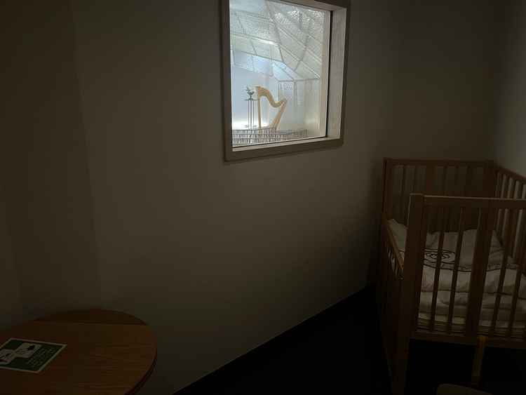 挙式会場併設のキッズルーム。小さい子連れのゲストに配慮がある。