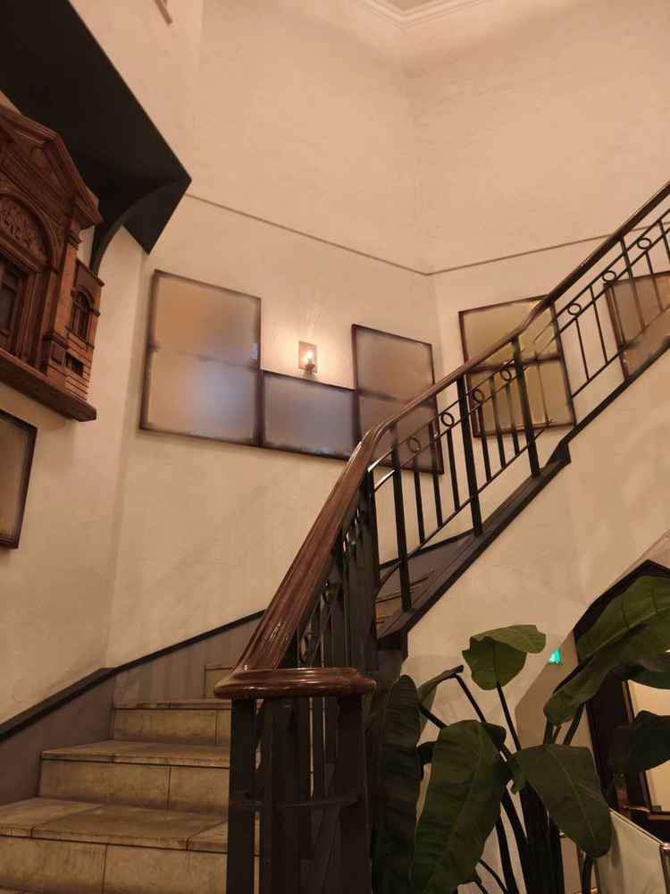 特徴的な螺旋階段。壁には今まで式を挙げたカップルの名前が記録されていていい思い出になりそう。