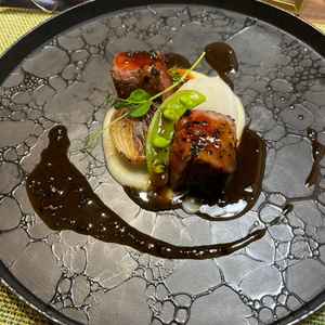 メインディッシュのお肉です。とても柔らかくて美味しかったです。まわりのタマネギとカブも柔らかくて美味